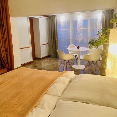 Q-Street Studio Apartment