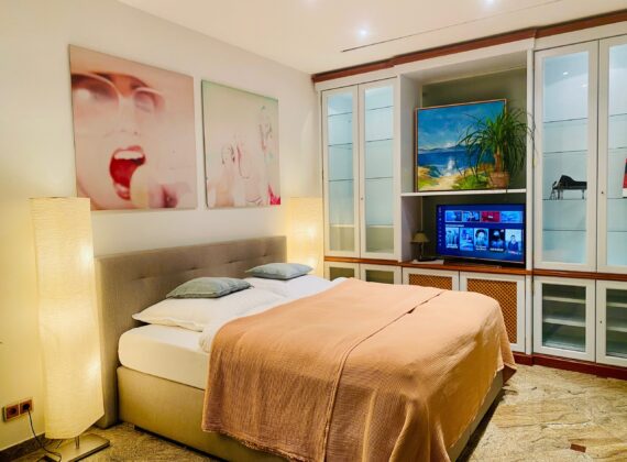 Q-Street Studio Apartment